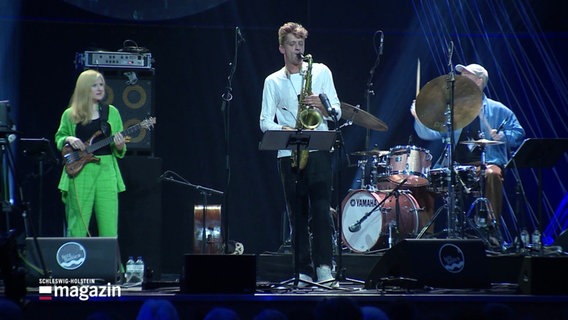 Jazzmusiker:innen auf der Bühne. © Screenshot 