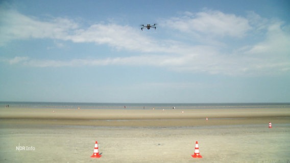Eine Drohne startet auf einem Strand. © Screenshot 