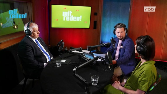 Moderator Christoph Kober (rbb24 Inforadio) im Hörfunk-Studio mit seinen Gästen. © Screenshot 
