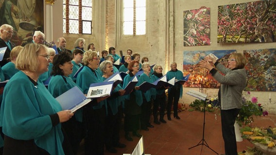 Der Velgaster Chor bei einem Konzert in der Kirche. © Screenshot Foto: NDR