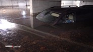 Ein Auto in einer überfluteten Tiefgarage. © Screenshot 