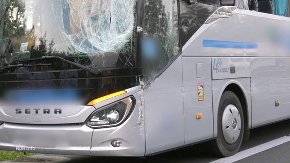 Ein beschädigter Reisebus. © Screenshot 