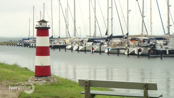 Ein Hafen mit einem kleinen Leuchtturm. © Screenshot 