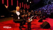 Das Ukulele Orchestra of Great Britain bei einem Konzert auf Freilichtbühne der Krusenkoppel. © Screenshot 