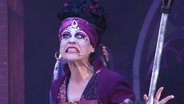 Eine Darstellerin der Vineta-Festspiele "Glanz der Tiefe" zieht eine Grimasse. © Screenshot 