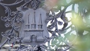 Das Altonaer Wappen an einem schmiedeeisernen Tor. © Screenshot 