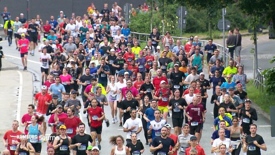 Viele Läufer und Läuferinnen laufen an den Landungsbrücken entlang. © Screenshot 