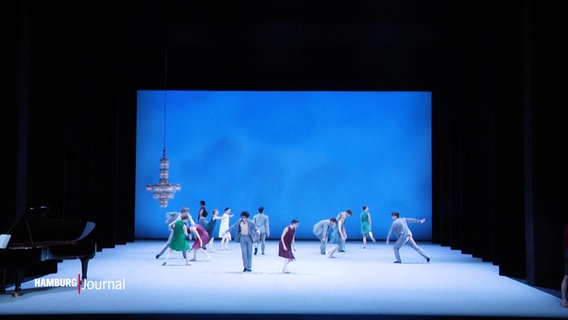 Ballett-Tänzer und -Tänzerinnen tanzen auf einer Bühne. © Screenshot 