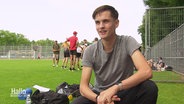 Leichtathlet Tim Kalies im Interview auf dem Sportplatz. © Screenshot 