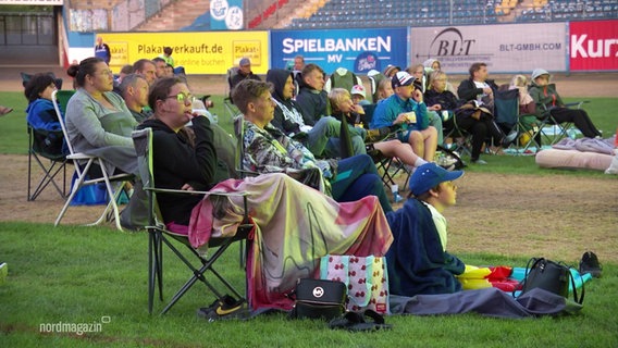Fußballfans beim Public Viewing im Rostocker Ostseestadion. © Screenshot 