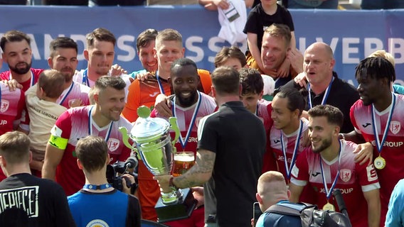 Der Greifswalder FC ist Fußball-Landesmeister 2023/2024 und feiert den Pokal. Der Landesverband überreicht den Pokal. © Screenshot 