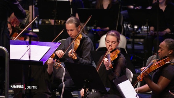 Junge Musiziernde stehen im Rahmen von “The Young Classx” auf Kampnagel auf der Bühne. © Screenshot 