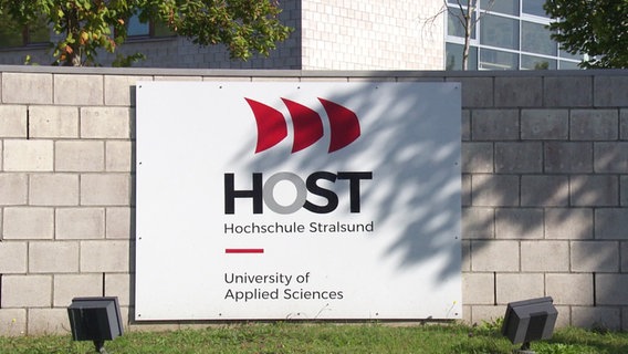 Das Werbeschild am Eingang der Hochschule Stralsund. © Screenshot 
