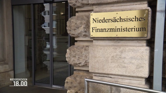 Neben der modernen Eingangstür eines alten Gebäudes hängt eine Plakette mit der Aufschrift "Niedersächsisches Finanzministerium". © Screenshot 
