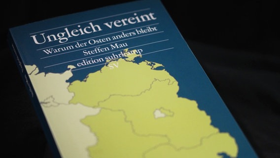 Cover des Buches von Steffen Mau "Ungleich vereint". Unter dem Titel ist die Karte von Deutschland zu sehen. Der Fokus liegt auf Ostdeutschland, der sich farblich vom Rest abhebt. © Screenshot 