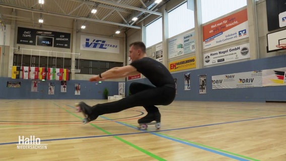 Rollkunstläufer Tim Schubert läuft eine Kür in einer Sporthalle. © Screenshot 
