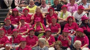 Frauen sitzen bei der Veranstaltung 75 Jahre Bundesveraband Deutscher Landfrauen. © Screenshot 