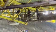 SEK Beamte nehmen einen "Roofer" unter einem Stadiondach fest. © Screenshot 
