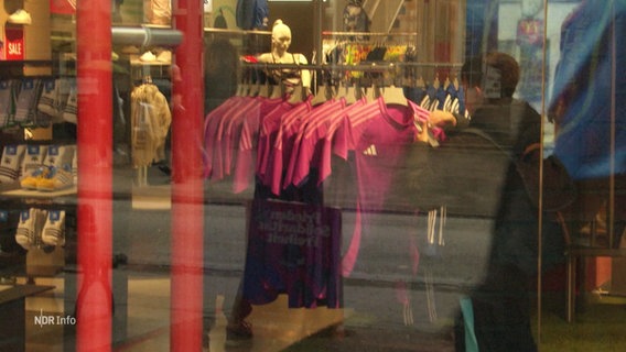 Deutsche EM-Trikots hängen an einem Kleiderständer eines Sportgeschäftes. © Screenshot 