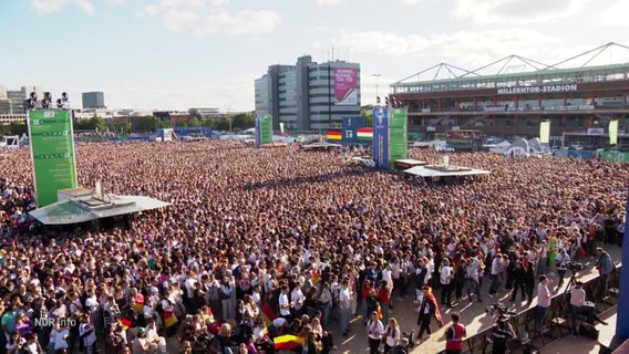 Die Menge beim Fanfest in Hamburg. © Screenshot 