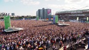 Die Menge beim Fanfest in Hamburg. © Screenshot 