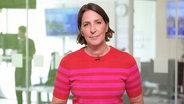 Janine Albrecht moderiert den Livestream von NDR Info live am 03.07.2024. Thema: "Endet die Tierliebe, wenn der Urlaub anfängt?" © Screenshot 