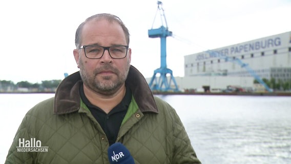 NDR-Reporter Sebastian Duden infomiert live aus Papenburg über den Stand der Verhandlungen zwischen Geschäftsführung und Arbeitnehmervertretern bei der Meyer-Werft. © Screenshot 