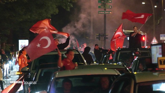Türkische Fans feiern den Einzug ins EM-Viertelfinale. © Screenshot 