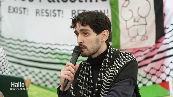 Ein Sprecher des pro-palästinensischen Protestcamps auf dem Gelände der Universität Göttingens hat sich erstmals vor der Presse zur Motivation der Protestierenden geäußert. © Screenshot 