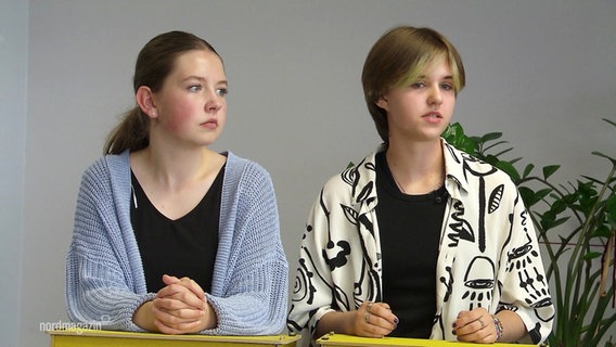 Die 15-jährige Neubrandenburgerin Mathilda Kirschnick (rechts) hat das Bundesfinale von "Jugend debattiert" gewonnen. © Screenshot 