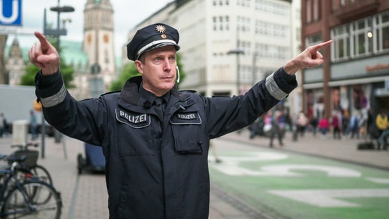 Niels Holst als Polizist in Hamburg der den Videobeweis anfordert. (extra 3 vom 04.07.2024 im Ersten) © NDR 