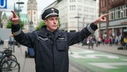 Niels Holst als Polizist in Hamburg der den Videobeweis anfordert. (extra 3 vom 04.07.2024 im Ersten) © NDR 