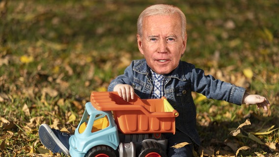 Der kleine Joe Biden mit einem Spielzeug. (extra 3 vom 04.07.2024 im Ersten) © NDR 