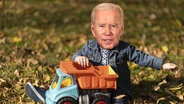 Der kleine Joe Biden mit einem Spielzeug. (extra 3 vom 04.07.2024 im Ersten) © NDR 