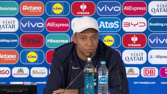 Kylian Mbappé bei einer Pressekonferenz vor dem morgigen Spiel gegen Portugal. © Screenshot 