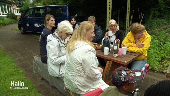Mehrere Frauen sitzen gemeinsam an einem Tisch. © Screenshot 