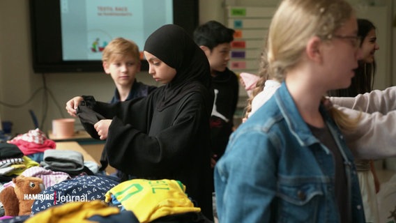 Beim Hamburger "Textil Race" können Schülerinnen und Schüler Klamotten spenden, sie aber auch untereinander tauschen. So soll das Bewusstsein für nachhaltigen Konsum gestärkt werden. © Screenshot 