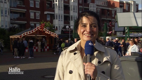 Eine NDR-Reporterin steht am Wilhelmshavener Hafen. © Screenshot 