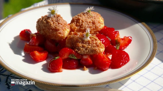 Auf einem Teller sind Grießknödel mit Amarettini und Erdbeeren angerichtet. © Screenshot 