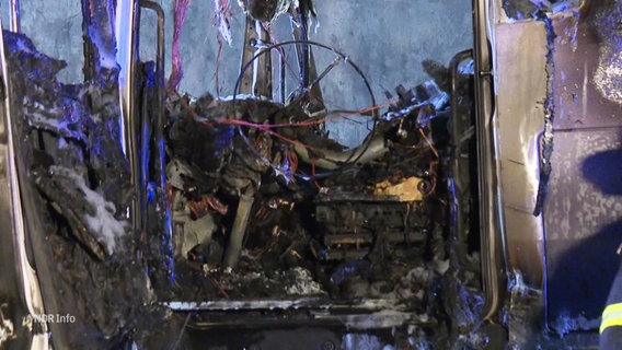 Der Innenraum des im Elbtunnel in Brand geratenen LKW ist wie der Rest des Fahrzeugs komplett zerstört. © Screenshot 