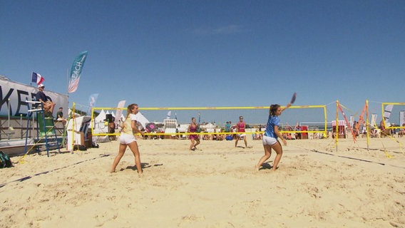 Spielerinnen am Strand von Ahlbeck beim Beachtennis. © Screenshot 