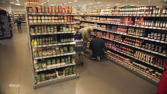 Zwei Personen vor einem Regal in einem Supermarkt. © Screenshot 