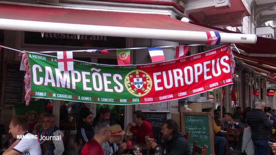 Ein Fußballschal in den portugiesischen Farben mit der Aufschrift "Europameisterschaft" auf portugiesisch. © Screenshot 