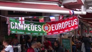 Ein Fußballschal in den portugiesischen Farben mit der Aufschrift "Europameisterschaft" auf portugiesisch. © Screenshot 