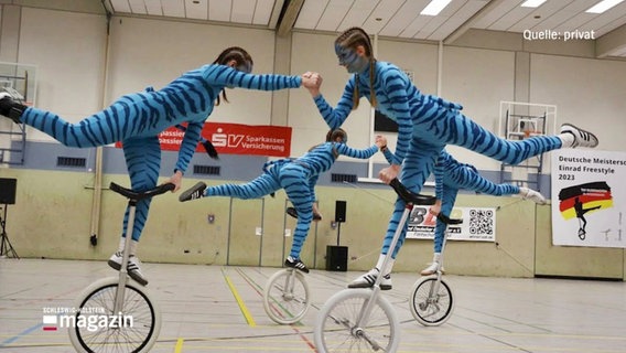 Einradfahrerinnen in Kostümen bei einer Choreographie. © Screenshot 