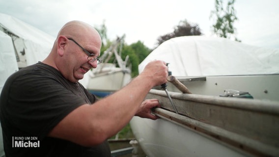 Andreas Klier führt Reparaturarbeiten an einem Boot aus. © Screenshot 