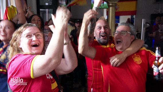 Spanische Fußball-Fans jubeln in einer Gaststätte. © Screenshot 
