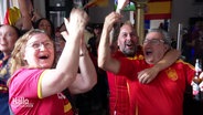 Spanische Fußball-Fans jubeln in einer Gaststätte. © Screenshot 