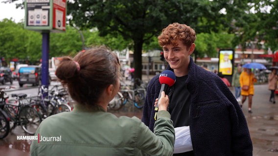 Ein junger Mann wird auf der Straße interviewt © Screenshot 