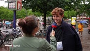 Ein junger Mann wird auf der Straße interviewt © Screenshot 